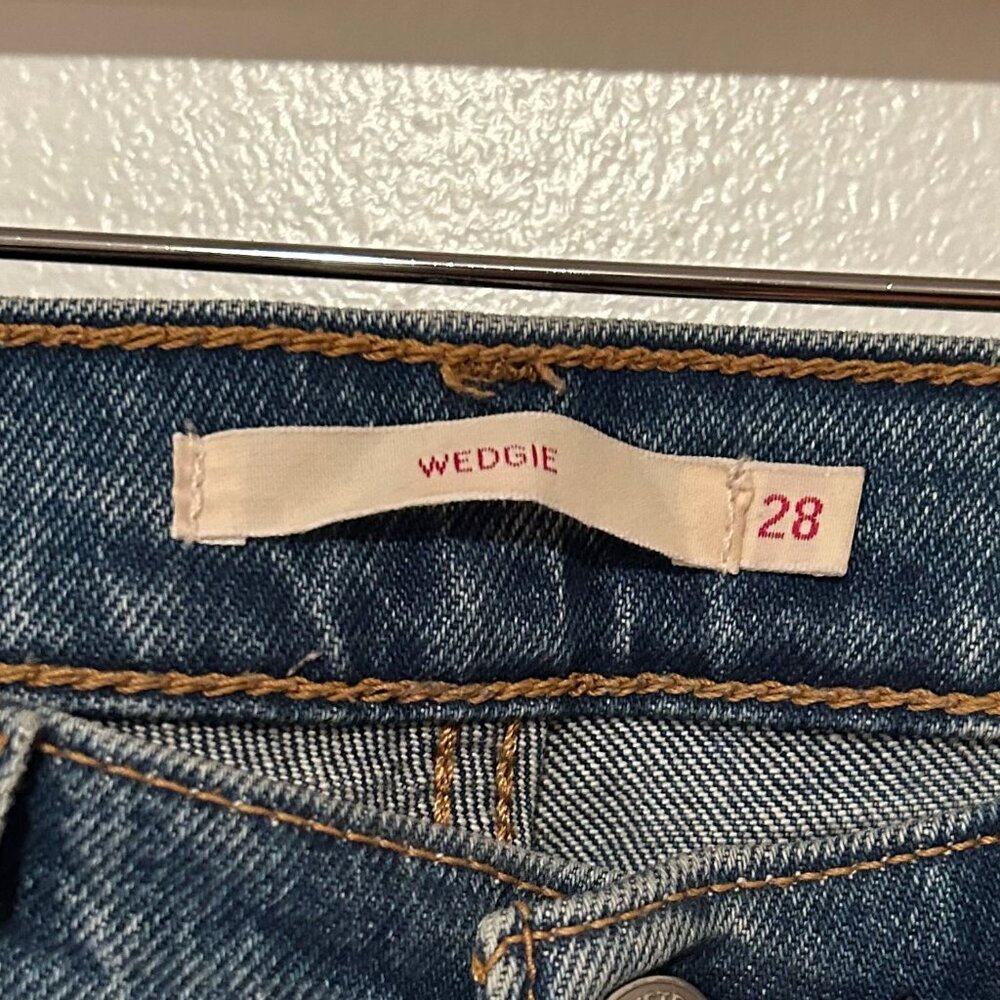 Levi Cropped Wedgie Jeans (size 28)